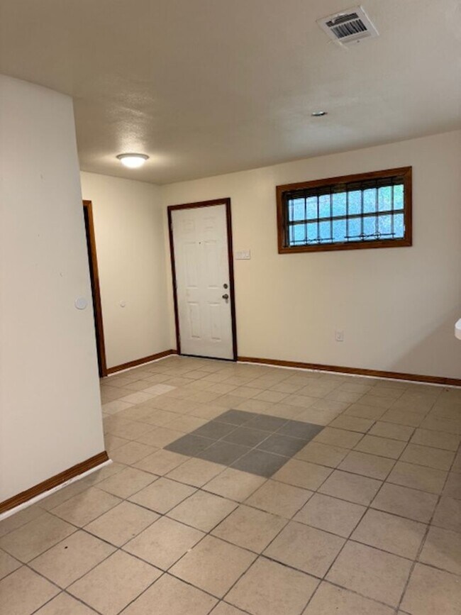 Foto del edificio - 6015 Doulton Dr