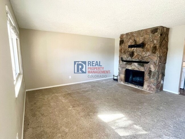 Foto del edificio - 392 W Rockrimmon Blvd