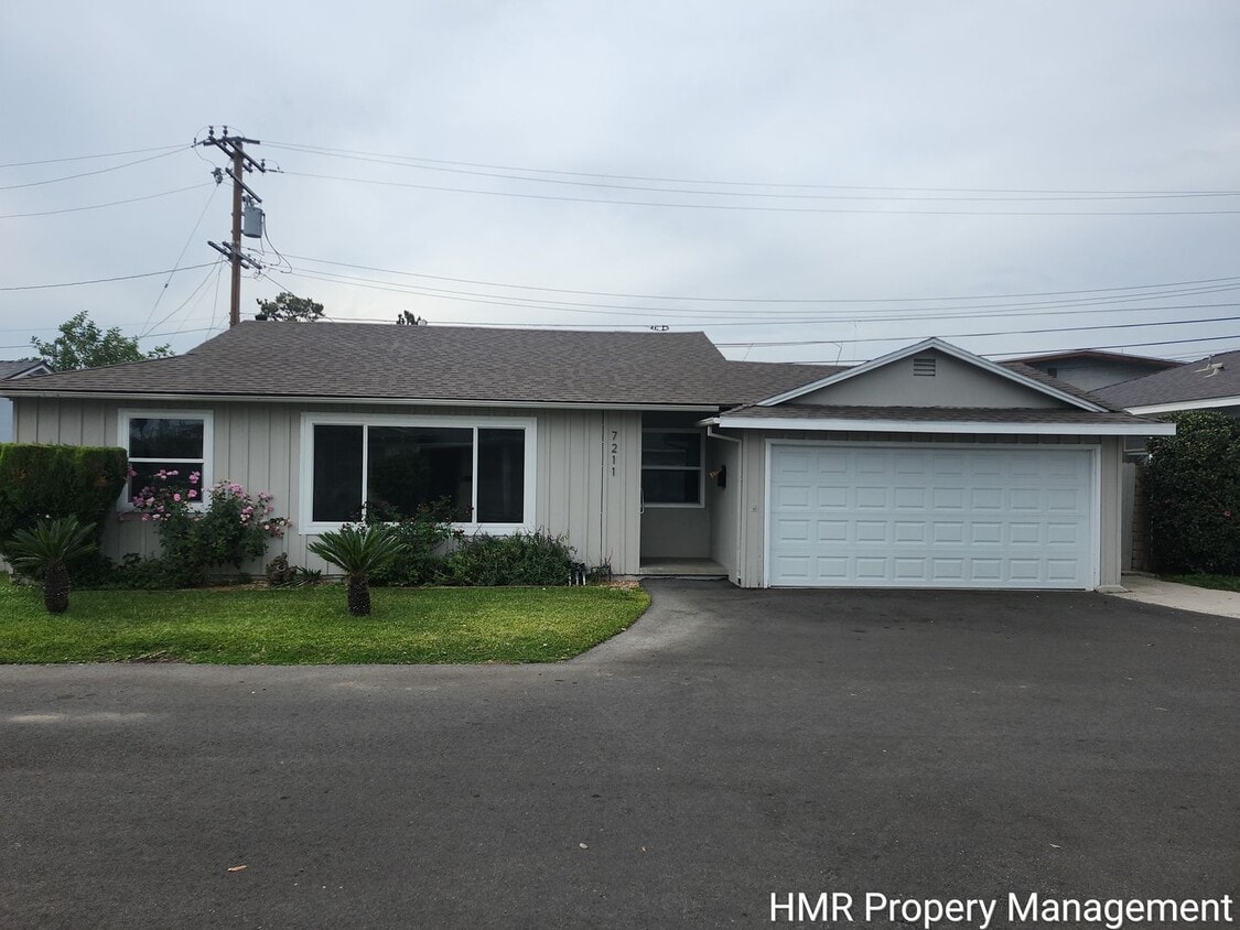 Foto principal - Charming Updated Home with Modern Upgrades