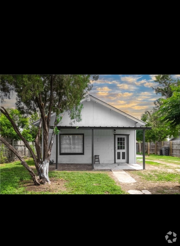Building Photo - 606 E Kelly Ave