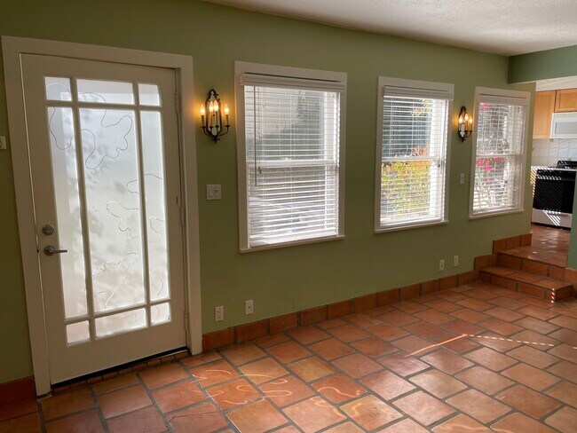 Foto del edificio - 2301 Beverly Glen Pl