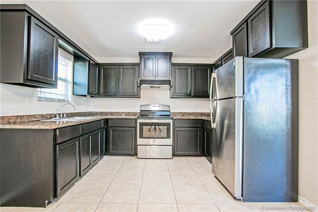 Building Photo - 10 Taxco Ct