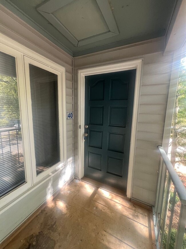 Building Photo - Spacious One Bedroom Unit- Move In Special!