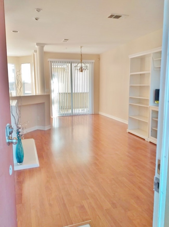 Living room - 317 W Summerfield Cir