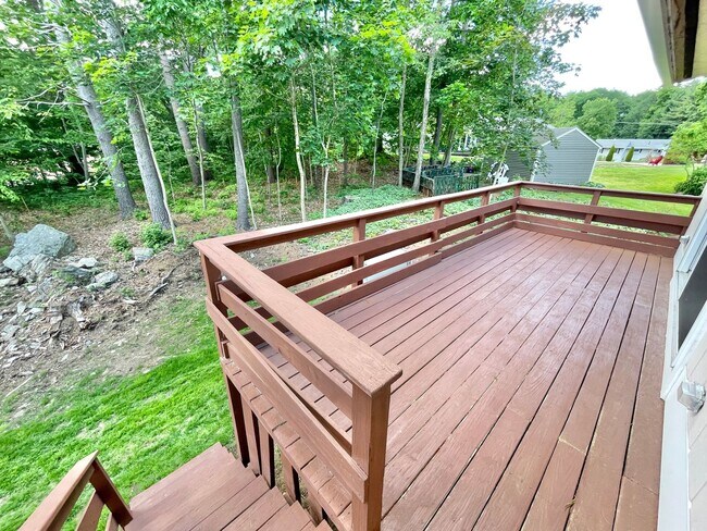 Building Photo - 4 Bed / 3 Bath Single Family w/ Large Back...