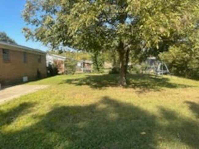 Building Photo - *LEASED* 3/1.5 Home for Lease @ 609 9-1/2 ...