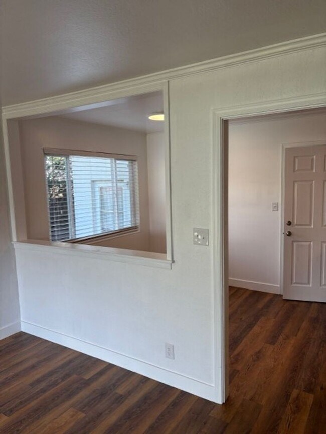 Building Photo - 9 Begonia Ln