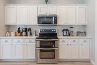 Building Photo - 8573 La Isla Dr