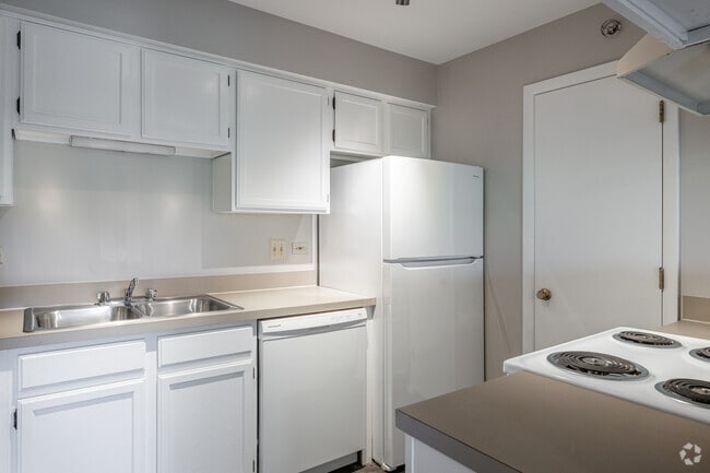2BR, 2BA - 991SF - Kitchen - Ashton Arlington Heights