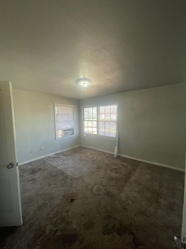 Building Photo - 3 bedroom, 1 bath