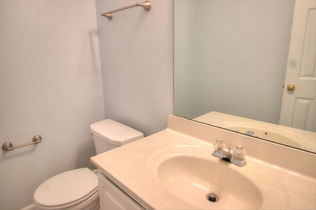 Building Photo - Nice 3 bedroom townhouse in SW Durham!
