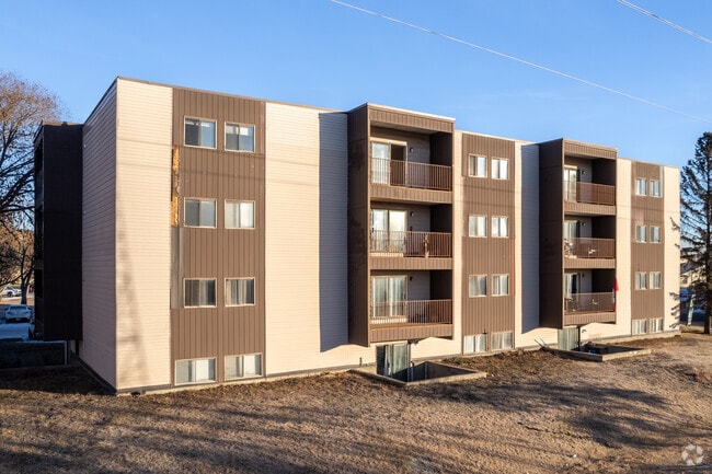 Building Photo - Hampton Court