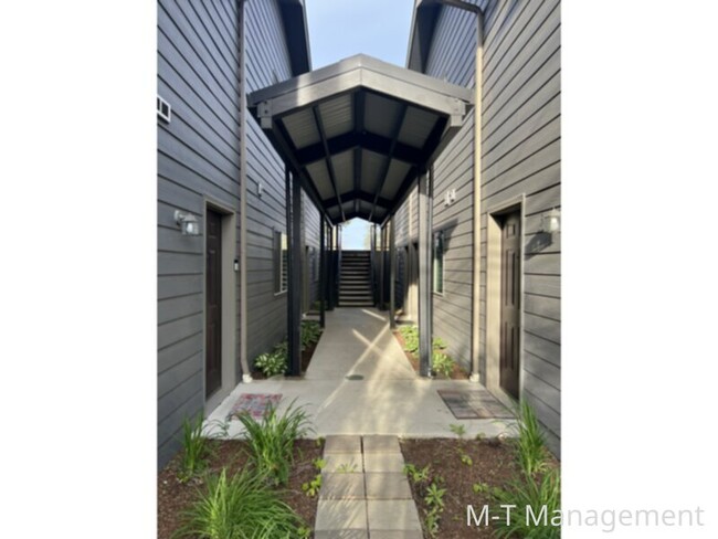 Building Photo - 3 br/3 bath townhouse + WD + garage in the...