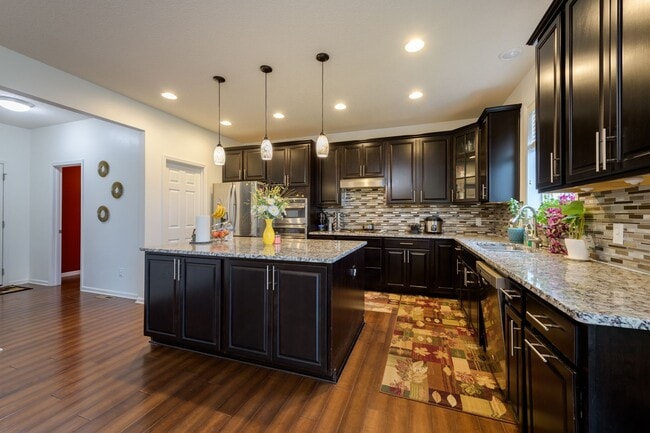 Building Photo - Rare 5 bed home in the heart of apple vall...