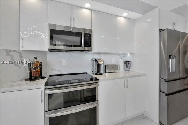 Building Photo - 16425 Collins Ave