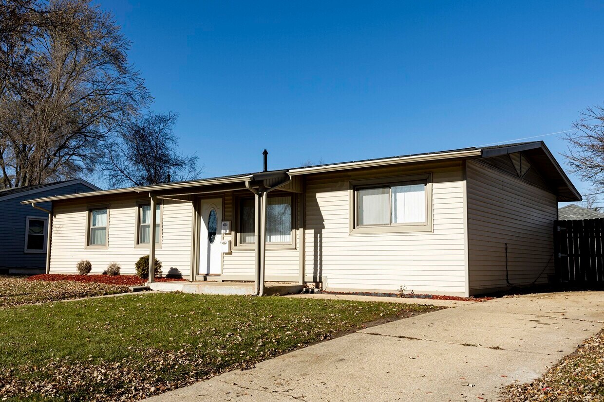 10 Dover Ave, Romeoville, IL 60446 House for Rent in Romeoville, IL