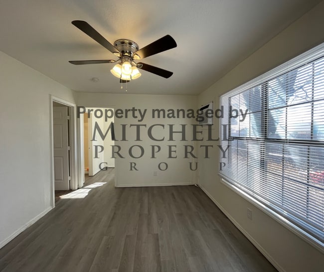 Foto del edificio - Adorable 1 bedroom 1 bath back house in a cozy neighborhood!