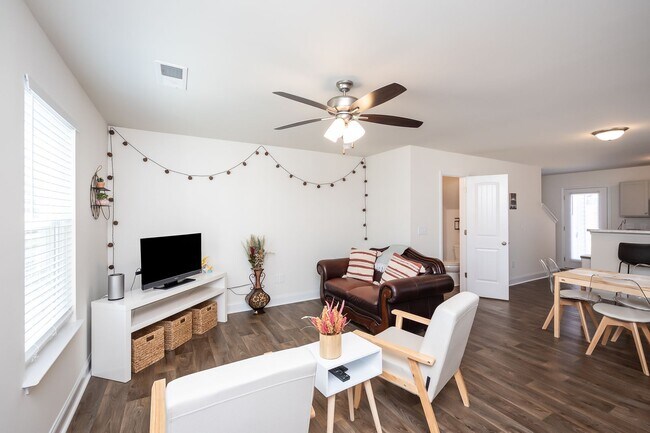 Foto del edificio - 2 Bed, 1.5 Bath Townhome in Downtown Easley is Available