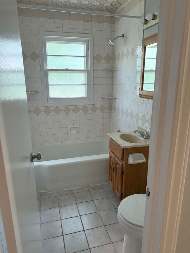 Building Photo - 3 bedroom, 1 bath remodeled home