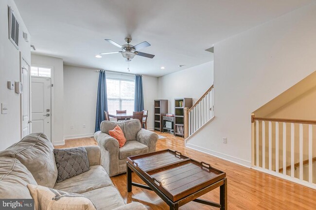 Foto del edificio - 2403 Bainbridge St