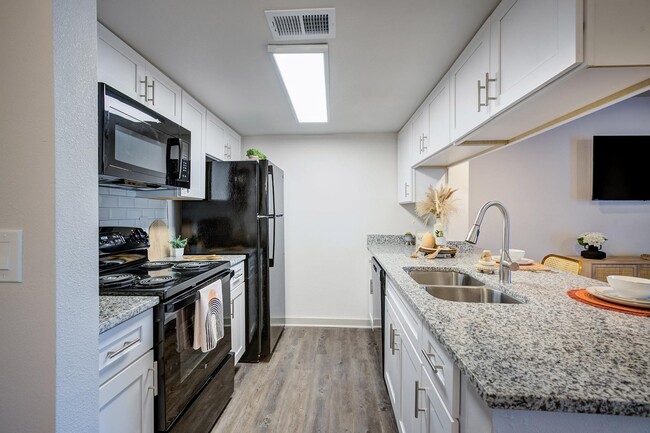 Building Photo - L'Estancia Apartment Homes
