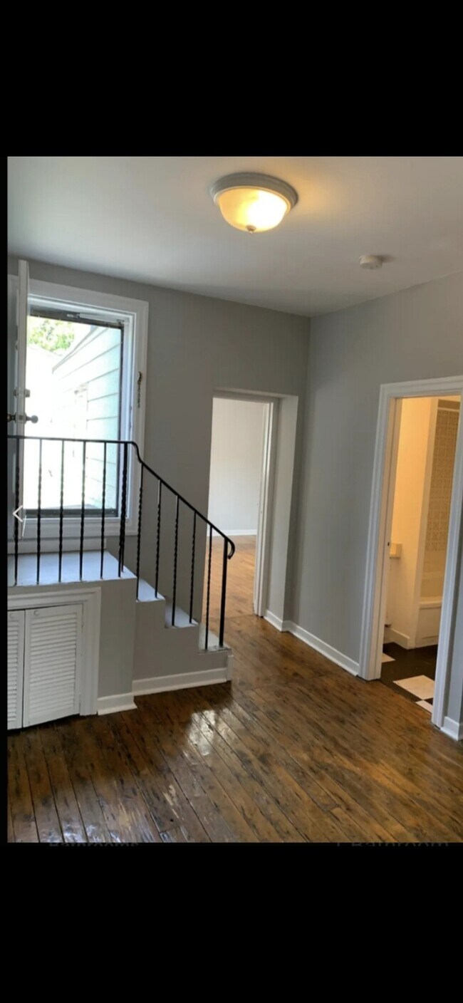 Building Photo - Bright 1 Bedroom in the Heart Of Leslieville