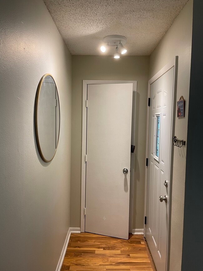 Entrance w/ front closet - 2924 56th St