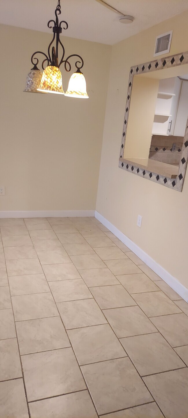 Foto del edificio - 7430 Lake Breeze Dr