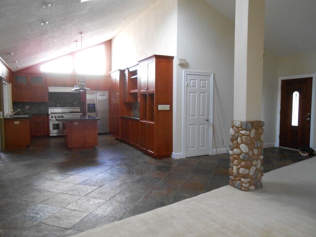 Building Photo - Stunning 3-Bed/2-Bath Entertainer's Dream ...