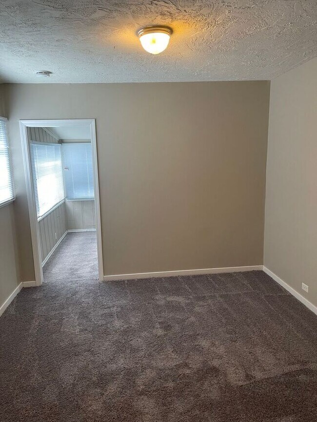 Building Photo - Great 2 bedroom 1 bath home