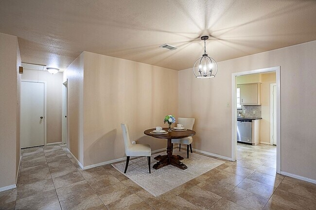 Foto del edificio - 5874 Meadow Way