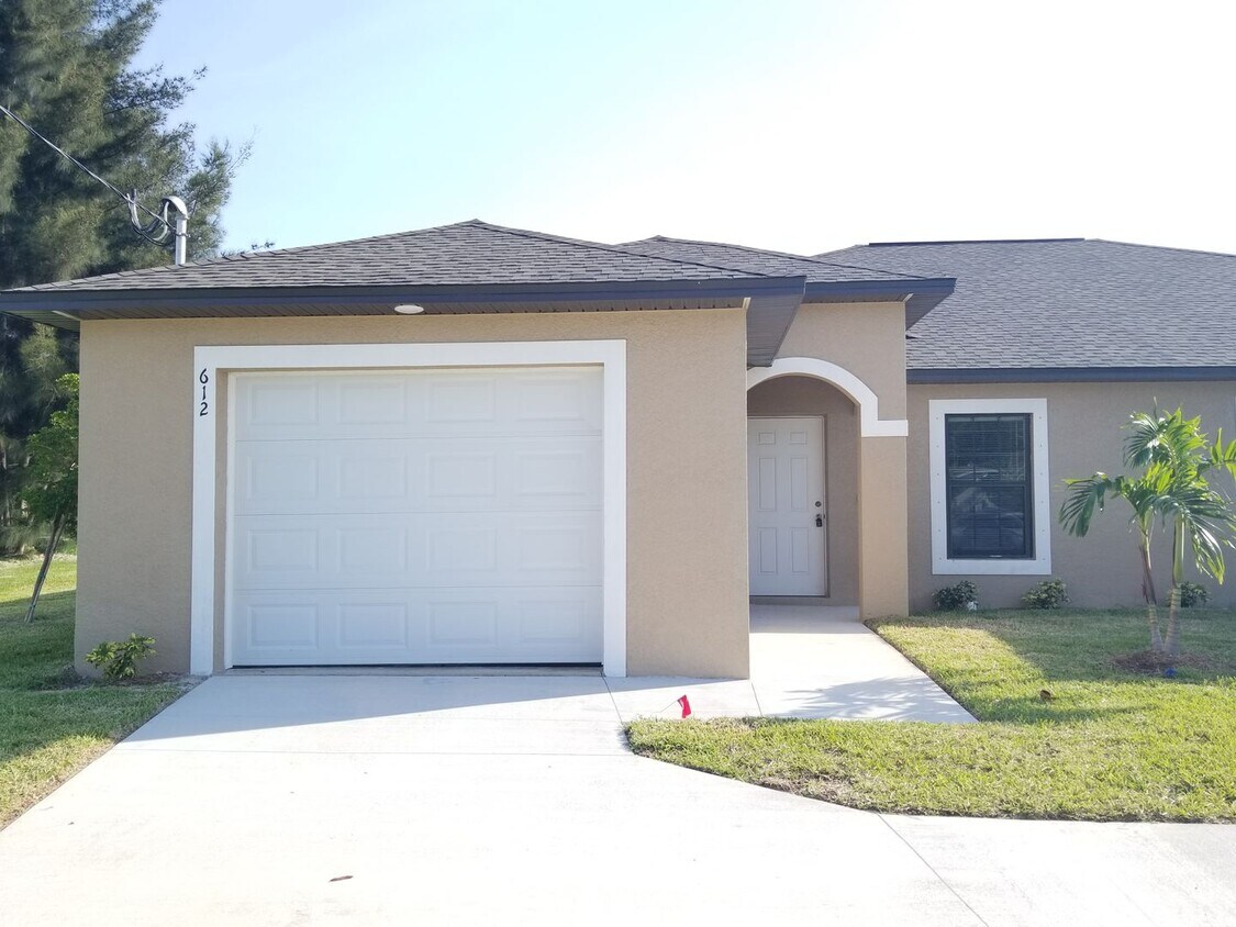 Foto principal - 3 Bedroom 2 Bath 1 Car Garage Waterfront D...