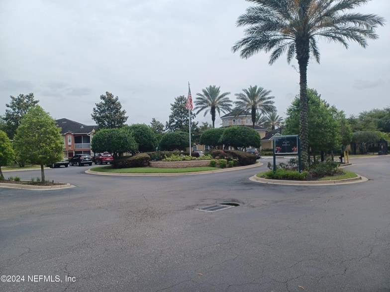 Foto principal - 10075 Gate Pkwy N