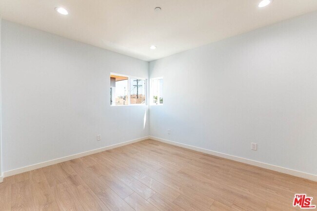 Foto del edificio - 756 N Ridgewood Pl