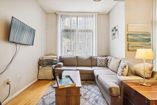 Foto del edificio - Incredible 1BR/1BA Condo Blocks from the Metro Vibrant Mount Vernon Triangle!