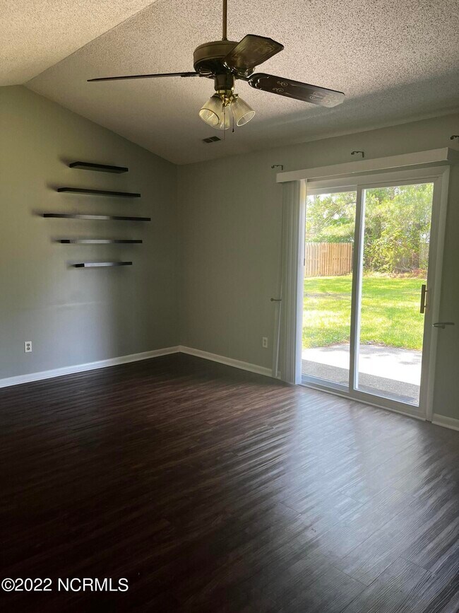 Building Photo - 496 Hemlock Dr