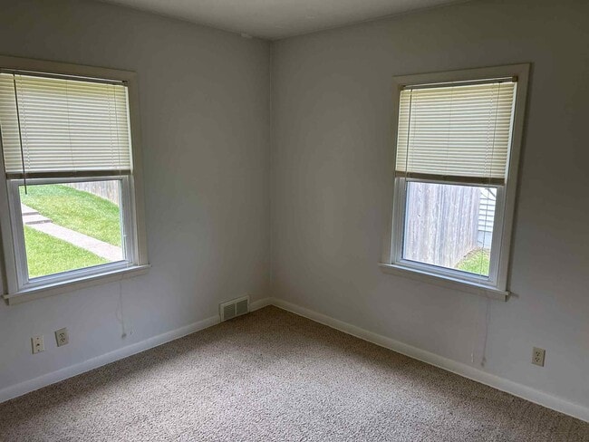 2nd Bedroom with closet - 3424 Marquette St