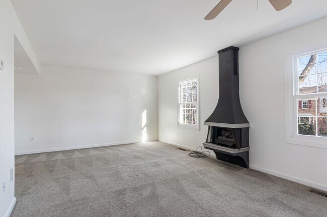 Building Photo - 4 bed / 3 1/2 bath.  Reserved Parking. Pet...