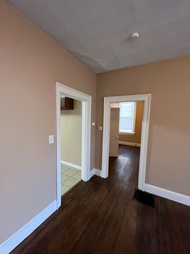 Building Photo - 2159 Elmo Ave