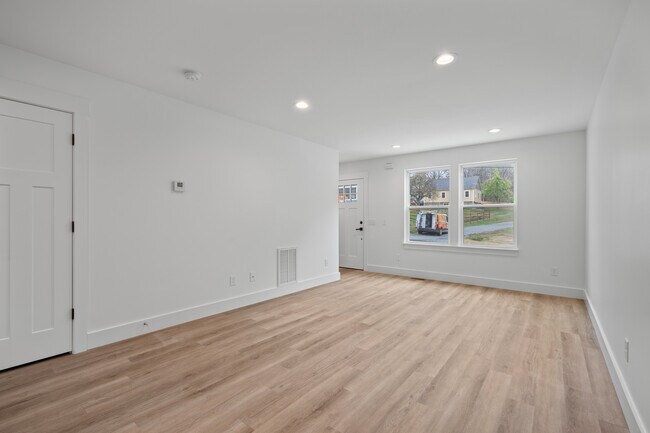 Building Photo - 427 Arbor Dr