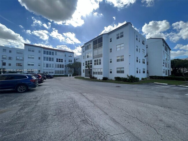Building Photo - 2860 Somerset Dr