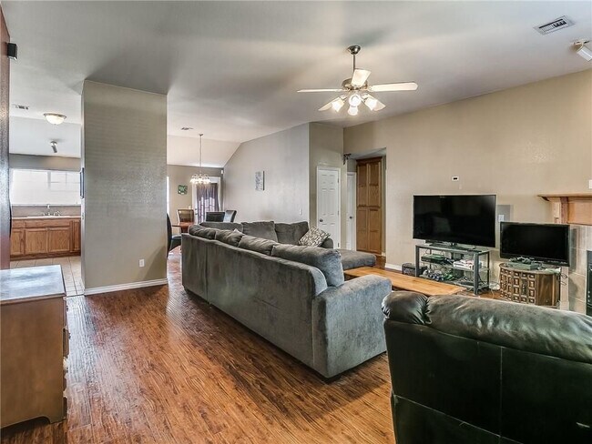 Building Photo - 8000 Woodhue Dr