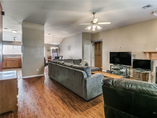 Foto del edificio - 8000 Woodhue Dr