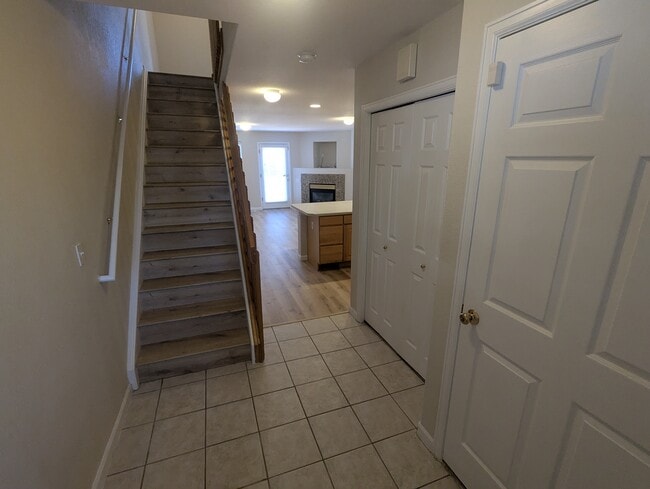 Entryway - 711 Gateway Cir
