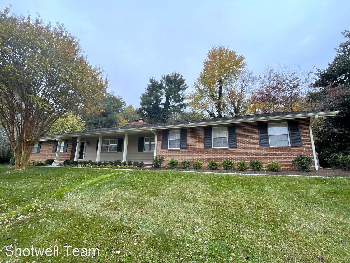 3 br, 2 bath House 6900 Cresthill Drive House Rental in Knoxville