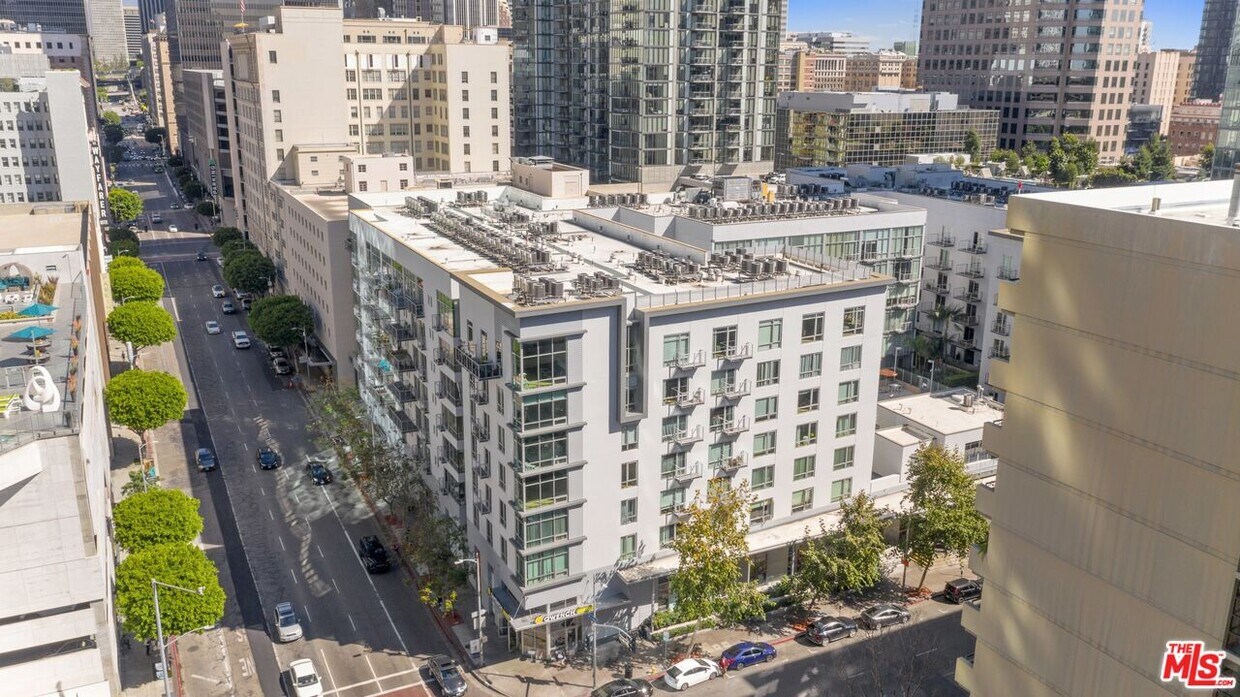 Foto principal - 645 W 9th St