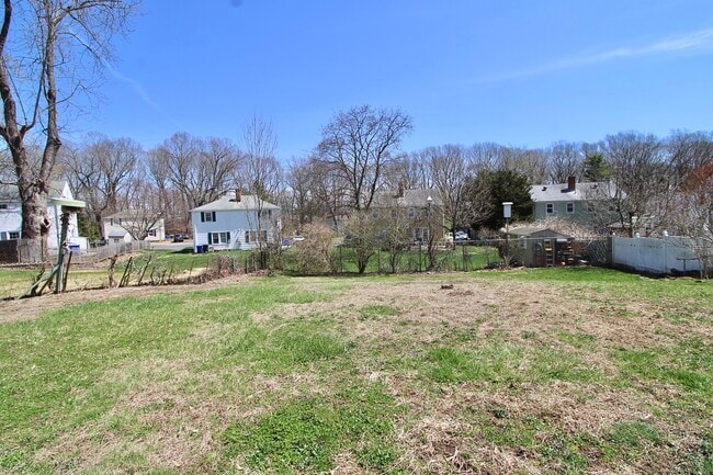 Building Photo - 43 Willow Rd