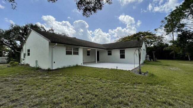Foto del edificio - Spacious 3-Bedroom Oasis in Loxahatchee with 2 Full Baths