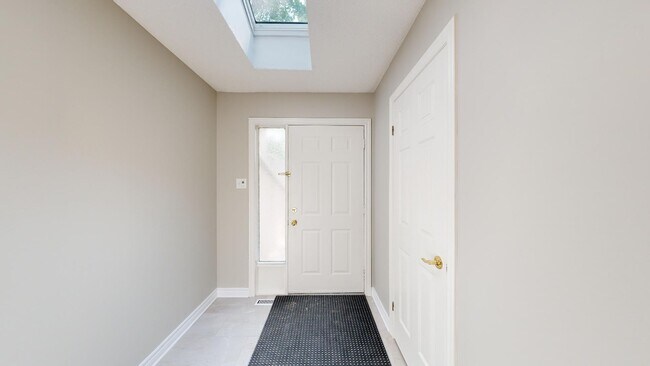 Photo du bâtiment - BRIGHT AND SPACIOUS 2 + DEN TOWNHOME NEAR MASONVILLE MALL