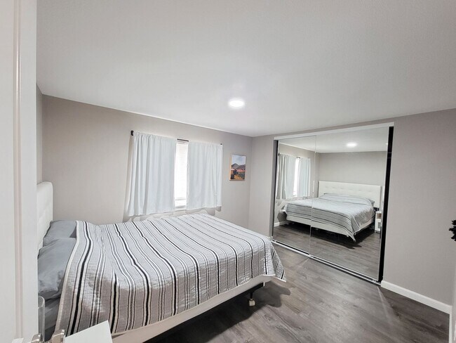 Building Photo - Fully updated and remodeled home in Burbank
